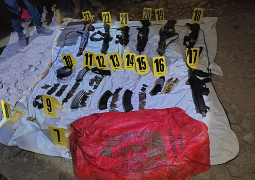 El arsenal con fusiles AK-47, AR-15 y municiones fue hallado dentro de dos costales rojos. (Foto: PNC)