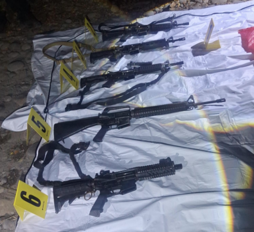 Entre las armas localizadas figuran seis fusiles AK-47 y tres AR-15. (Foto: PNC)