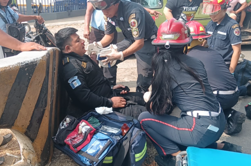 Los bomberos estabilizaron a los agentes y posteriormente los trasladaron. (Foto: Rudy Lopez/Colaborador)