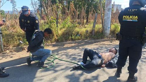 Los delincuentes portaban dos armas de fuego cuando fueron aprehendidos. (Foto: PNC)