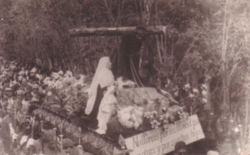 La procesión requería de pocos brazos durante el período 1954-1957. (Foto: Cortesía Luis Fernando Ordóñez)