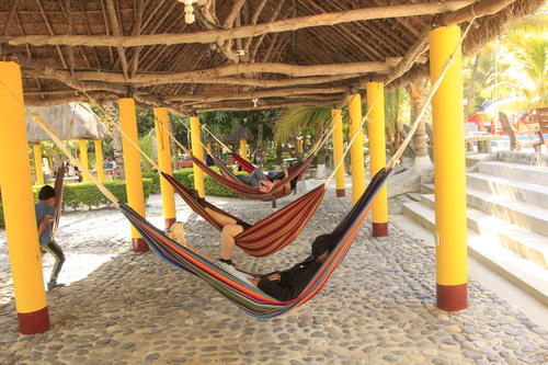 Los visitantes descansan mientras disfrutan del entorno natural. (Foto: Mario Equité/Colaborador)