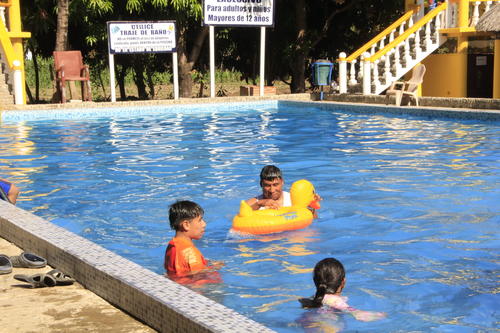 Adultos y niños se divierten en las piscinas. (Foto: Mario Equité/Colaborador)