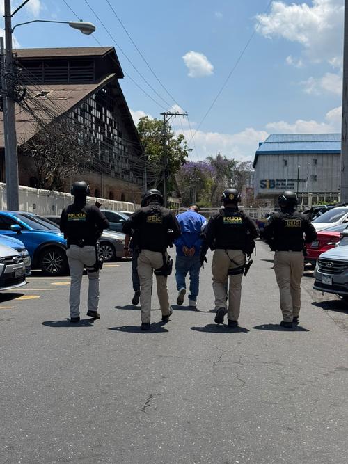 El presunto secuestrador fue trasladado hacia la Torre de Tribunales. (Foto: PNC)