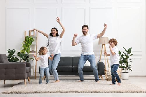 Bailar es una actividad que pone en movimiento a toda la familia y la saca del sedentarismo. (Foto: Shutterstock)