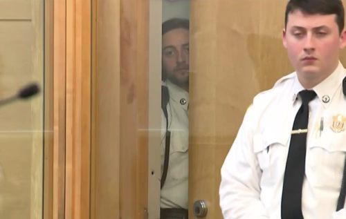 El sospechoso Sergio Josué Castellanos permaneció detrás de una puerta durante la audiencia. (Foto: Telemundo)