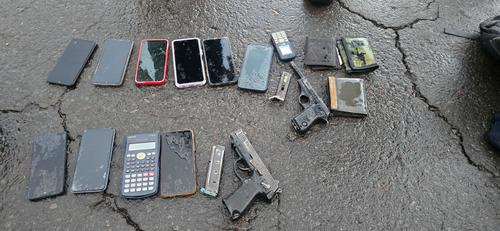 Los policías les incautó a los detenidos armas de fuego y objetos robados. (Foto: PNC)