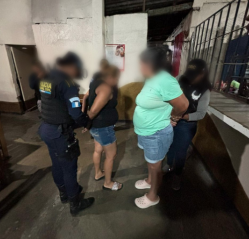 Dos mujeres fueron capturadas en el establecimiento. (Foto: Ministerio Público)
