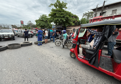 Manifestantes mantienen cerrado el paso en La Ruidosa, en Morales, Izabal. (Foto: Pablo Miguel/Colaborador)