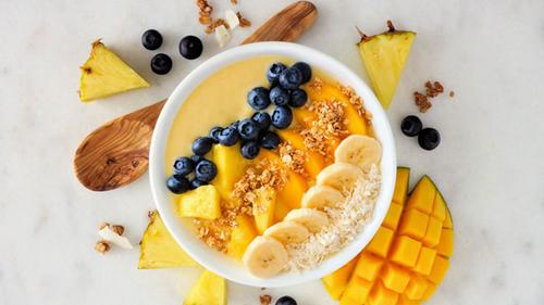 Bowl Energético de frutas tropicales con yogur y avena. (Foto: Archivo)