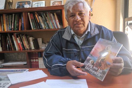 Para Efraín González Peña, escribir es otra forma de dar clases. (Foto: Carlos Sotz/Colaborador)