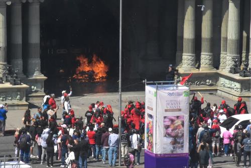 Encapuchados prenden llamarada frente al Palacio Nacional de Cultura. (Foto: Estuardo Paredes/Nuestro Diario)