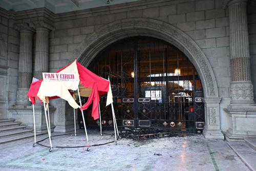 Una carpa con el mensaje “Pan y Circo” frente al portón principal del Palacio. (Foto: Jose Luis Pos/Nuestro Diario)