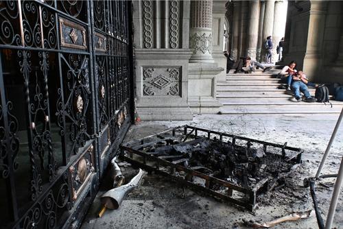Estructura metálica calcinada frente al acceso del Palacio. (Foto: Jose Luis Pos/Nuestro Diario)