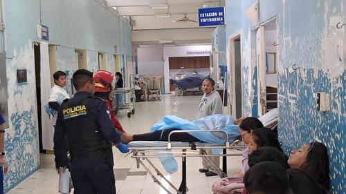 La mujer fue atendida en la emergencia del Hospital Roosevelt. (Foto: Bomberos Municipales)