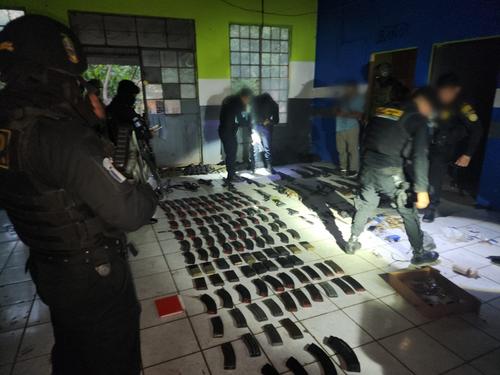 Un fuerte arsenal fue localizado en el interior de una vivienda en Huehuetenango. (Foto: MP)