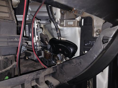 Intentaron ocultar el arma dentro del vehículo. (Foto: PNC)