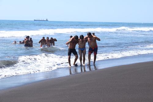 El taller incluyó prácticas en mar abierto y simulacros de rescate. (Foto: IGSS)