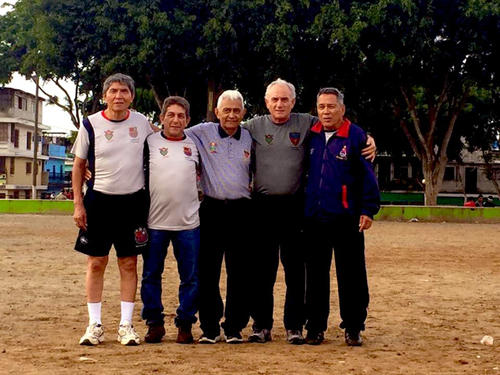 Julio César junto a otras glorias rojas de los 70. (Foto: Contacto Deportivo)