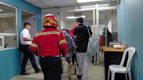 La víctima fue herida mientras transitaba la zona 4 capitalina. (Foto: Bomberos Municipales)