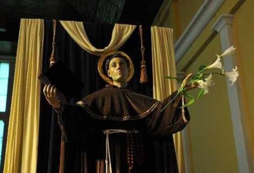 Imagen de San Antonio de Padua, santo patrono que da nombre al barrio y cuya devoción forma parte de las tradiciones de sus habitantes. (Foto: El Gran Barrio San Antonio)