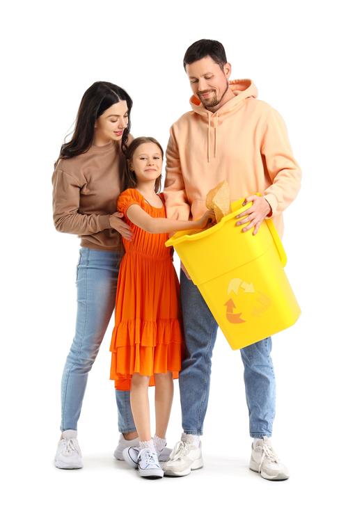 En familia, separar la basura también es parte del cuidado del hogar. (Foto: Shutterstock)