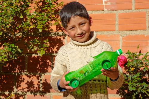 Con creatividad, una botella se convierte en juguete. (Foto: Shutterstock)