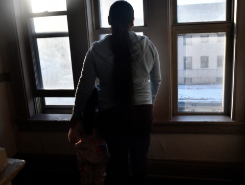 El DHS sostiene que a todos los padres detenidos o deportados se les pregunta si desean llevar a sus hijos consigo. (Foto: AFP)
