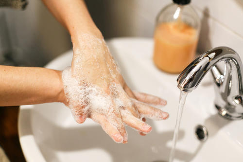Lavarse las manos es la regla de oro para evitar contaminación de alimentos. (Foto: Shutterstock)