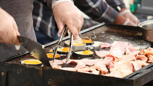 No toques los alimentos con las manos, utiliza pinzas y guantes. (Foto: Shutterstock)