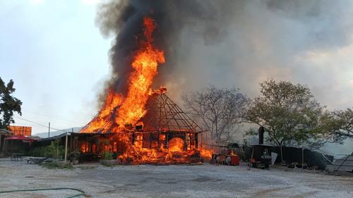 Un restaurante terminó calcinado tras ser alcanzado por el fuego. (Foto: Bomberos Voluntarios)