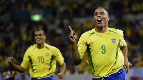 Roberto Carlos es reconocido por su potencia en los tiros libres y su velocidad.
