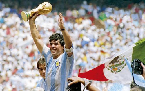 Maradona sufrió 152 faltas en los mundiales.