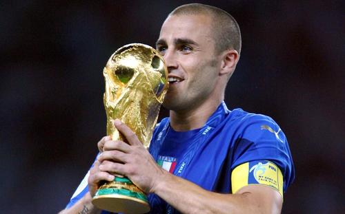 Cannavaro celebró su partido número 100 con la Azzurra levantando la Copa del Mundo en la final contra Francia.