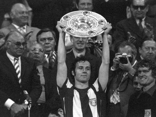A Beckenbauer lo llamaban der Brasilianer (el brasileño) por su estilo de juego, antes de ser apodado "El Káiser".