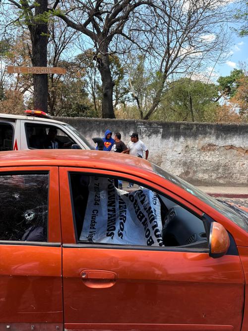 La pareja quedó sin vida en el interior del automóvil en el que se conducían. (Foto: Bomberos Voluntarios)