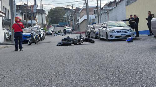 El vehículo de dos ruedas en el que se transportaba la víctima ha quedado en el lugar. (Foto: Bomberos Municipales)