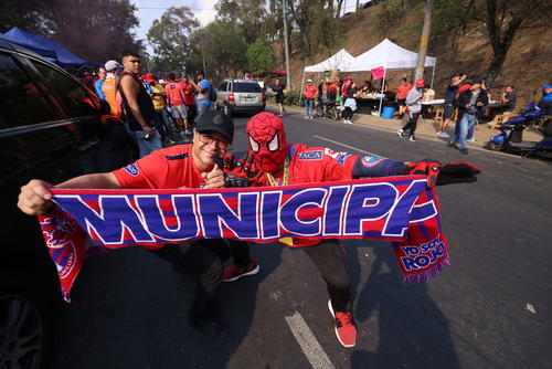 Uno de los aficionados rojos llegó con su máscara del Hombre Araña. (Foto: Juan Mijangos / Nuestro Diario)