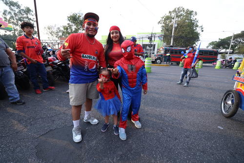 Pasión roja. Esta familia llegó al estadio a apoyar con todo a Municipal. (Foto: Juan Mijangos / Nuestro Diario)
