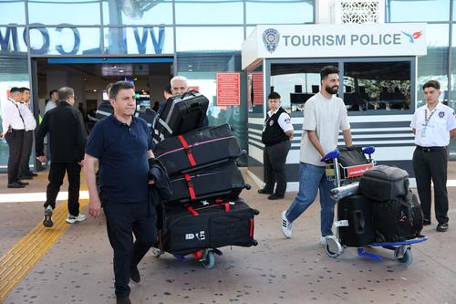 El seleccionador iraní, Amir Ghalenoei, sale de una terminal tras la llegada de la selección nacional de futbol de Irán a Turquía, antes de su viaje a Estados Unidos para la Copa Mundial 2026.