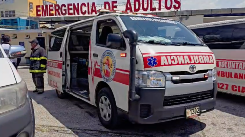 La víctima fue trasladada al Hospital Roosevelt. (Foto: Bomberos Voluntarios)