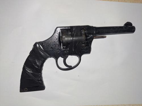 Los presuntos criminales portaban un revólver. (Foto: PNC)