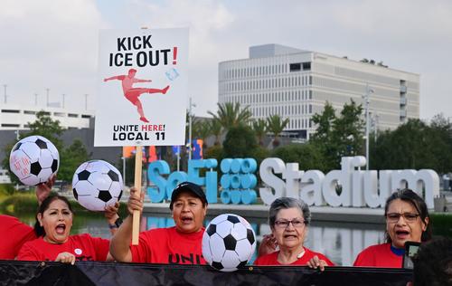 Los empleados expresaron preocupación por tener que entregar información personal a la FIFA para ser acreditados.