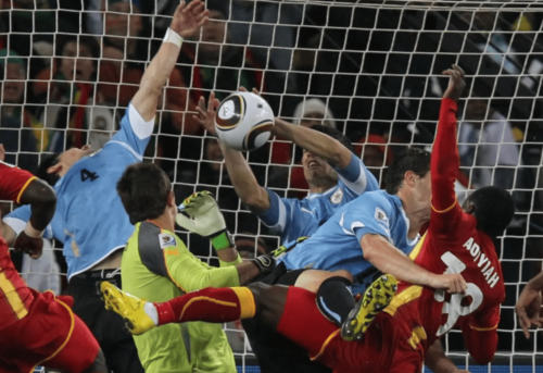 Uruguay fue el primer país en organizar una Copa del Mundo en 1930, además fue el primero en alzar el trofeo inaugural.