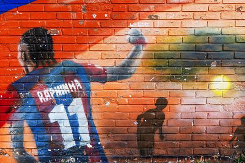 Un mural que representa a Raphinha, frente a una pared de la escuela Ingeniero Ildo Meneghetti en el barrio Restinga de Porto Alegre, Brasil.