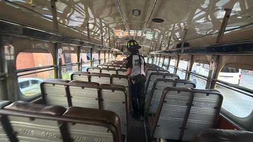 Al menos 25 personas se transportaban en el bus que sufrió el percance vial. (Foto: Bomberos Voluntarios)