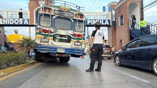 El bus extraurbano terminó empotrado en una pasarela. (Foto: Bomberos Voluntarios)