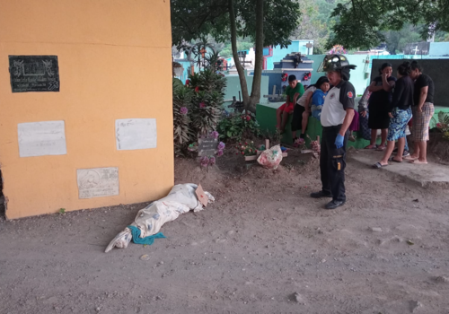 El cuerpo fue encontrado envuelto en sábanas unto a un nicho del camposanto. (Foto: CVB)