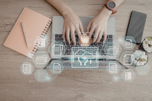 Se estima que la digitalización de servicios financieros creció de manera acelerada, lo que urge metodologías para mitigar amenazas como el financiamiento del terrorismo. (Foto: Canva/Soy502)
