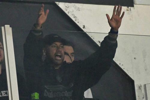 Neymar apoyando al Santos desde el palco, durante la Copa Sudamericcana. (Foto: AFP)